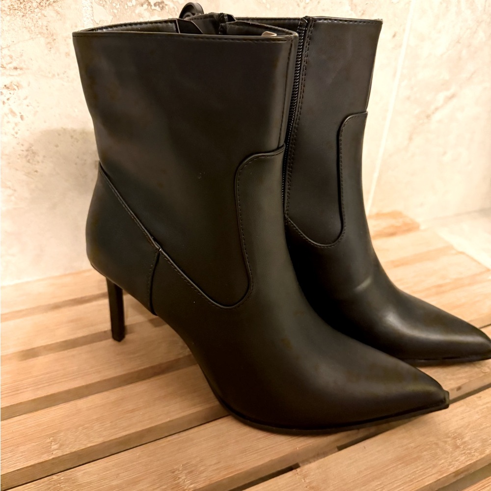 *NEW* *NEVER WORN*- Women's Black Boots - Size 8